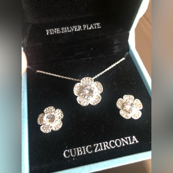 New Danecraft flower earring/necklace set - Picture 4 of 4